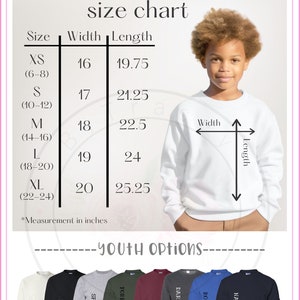 Puede incluir: Sudadera blanca juvenil con una tabla de tallas en pulgadas. Se enumeran las tallas XS a XL, con anchos de 40.6 a 50.8 cm y largos de 50.2 a 64.1 cm. Los colores disponibles son blanco, negro, gris deportivo, verde bosque, granate, gris oscuro, azul real y azul marino.