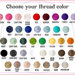 Pu&ograve; includere: Una tabella dei colori con il testo "Scegli il tuo colore del filo" sopra una griglia di cerchi colorati. I cerchi mostrano colori del filo come rosa, rosso, blu, verde e giallo. Ogni colore ha un nome corrispondente.