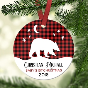 Baby es erster Christbaumschmuck. Büffel plaid.Baby Bär.Weihnachtsschmuck. Personalisierter Christbaumschmuck. Baby es erste Weihnachten.