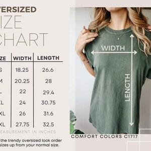 Pu&ograve; includere: Tabella delle taglie oversize con misure in pollici per una t-shirt. La tabella include le taglie dalla S alla 3XL, con dimensioni di larghezza e lunghezza. Una donna indossa una t-shirt verde, con frecce che indicano le misure di larghezza e lunghezza.