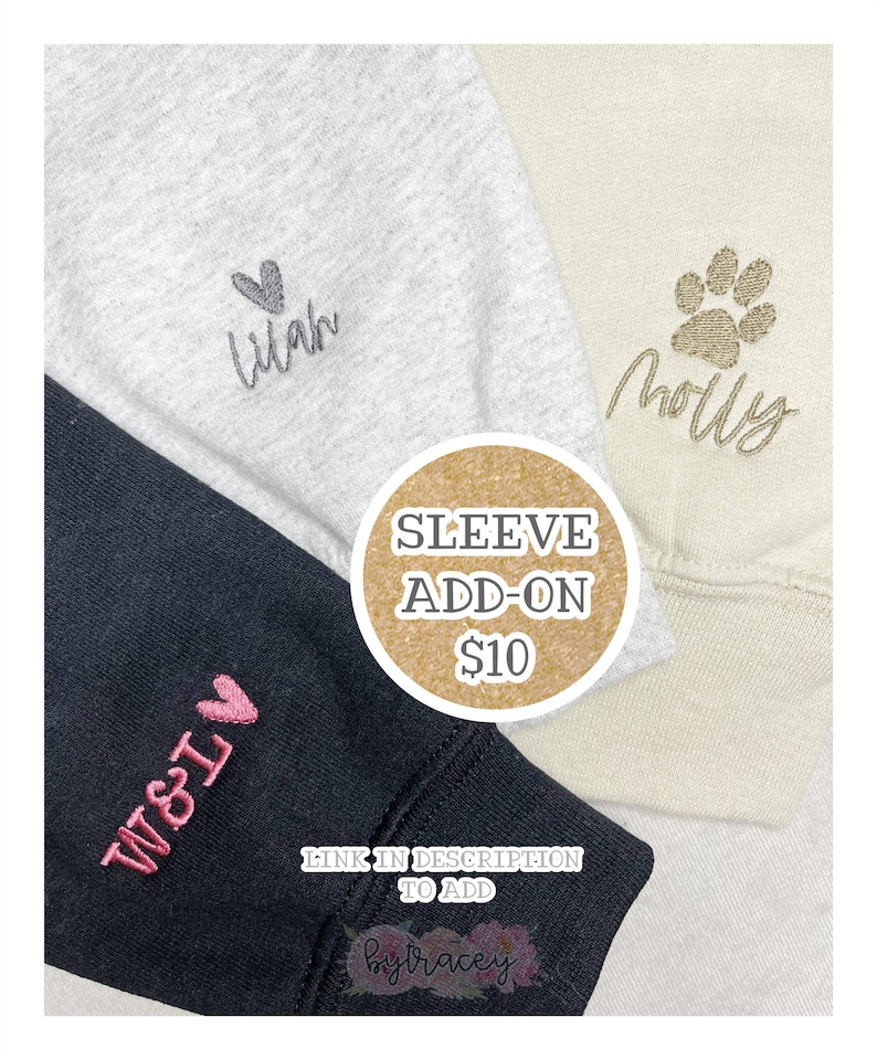 Op de afbeelding: Close-up van drie sweatshirtmouwen in grijs, cr&egrave;me en zwart. Elke mouw heeft geborduurde details: een naam met een hart, een pootafdruk met een naam en initialen met een hart. Een cirkelvormige afbeelding leest "SLEEVE ADD-ON".