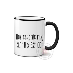 Puede incluir: Taza de cer&aacute;mica blanca con borde y asa negros. La taza tiene texto negro que dice "11oz ceramic mug 3.7" H x 3.2" OD".