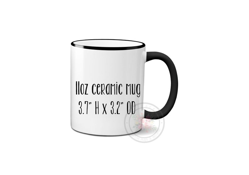 Puede incluir: Taza de cer&aacute;mica blanca con borde y asa negros. La taza tiene texto negro que dice "11oz ceramic mug 3.7" H x 3.2" OD".