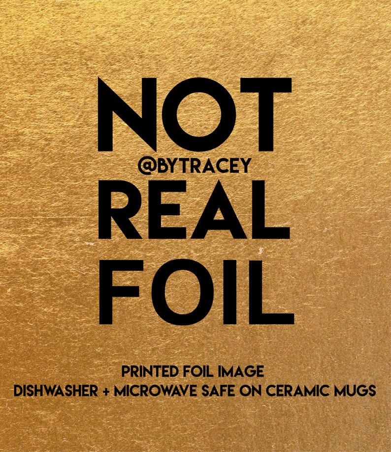 Puede incluir: Fondo dorado con texto negro que dice "NOT REAL FOIL" y "@BYTRACEY". Debajo del texto est&aacute; "PRINTED FOIL IMAGE" y "DISHWASHER + MICROWAVE SAFE ON CERAMIC MUGS".
