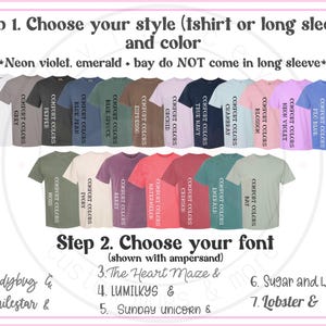 Pu&ograve; includere: Immagine che mostra t-shirt in vari colori, tra cui bianco, grigio e blu, con opzioni di testo per la selezione dello stile e del carattere. Il testo recita "Passo 1. Scegli il tuo stile (t-shirt o manica lunga) e colore" e "Passo 2. Scegli il tuo carattere."