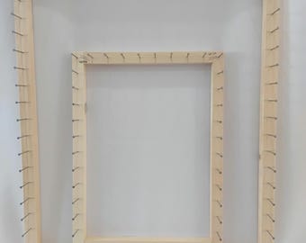 Een frame van 31 x 26 cm voor het maken van pompondekens, met een kleiner frame voor een ontwerp.