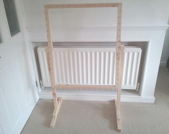 Frame voor het maken van pompondekens (31 x 25,5 cm), grote pompons en een standaard.