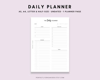 Può includere: Una pagina di pianificatore giornaliero stampabile in bianco e nero con sezioni per "Data", "Obiettivi", "Lista di cose da fare", "Programma" e "Note". Il testo "THE Daily PLANNER" è in cima alla pagina.