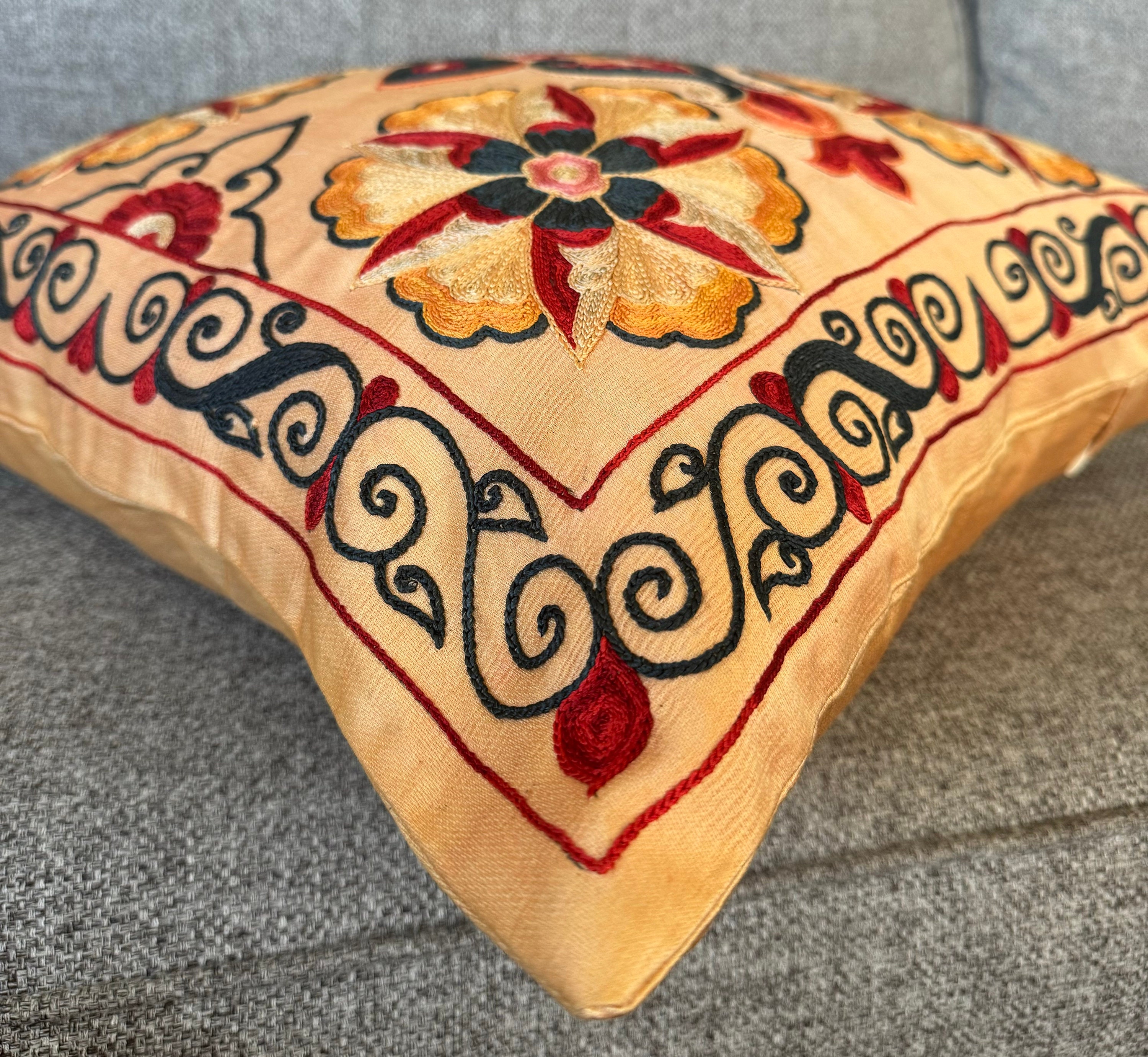 手刺繍のスザニ枕カバー：ウズベキスタンの花柄クッション（18x18