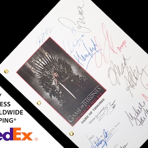 Peut inclure: Une page de script blanche de la série télévisée Game of Thrones avec le titre "Game of Thrones" et le slogan "You Win or You Die". La page est signée par plusieurs membres de la distribution, dont Emilia Clarke, Kit Harington, Jason Momoa et Peter Dinklage.