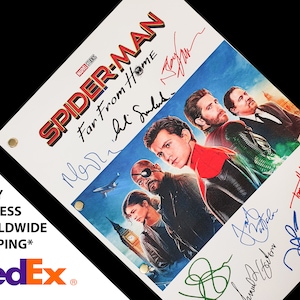 以下が含まれることがあります： 「スパイダーマン: ファー・フロム・ホーム」の映画の白い脚本ページで、主要なキャラクターの写真が載っています。脚本ページは、トム・ホランド、ゼンデイヤ、ジェイコブ・バタロン、ジェイク・ギレンホール、サミュエル・L・ジャクソンによって署名されています。
