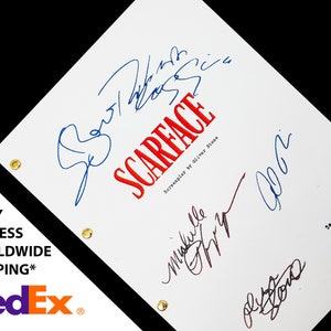 Op de afbeelding: Een wit script met de titel "SCARFACE" in rode en blauwe letters. Het script is gesigneerd door Oliver Stone, Michelle Pfeiffer en Al Pacino.