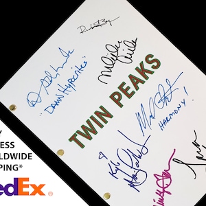 Puede incluir: Un guion blanco con el título "Twin Peaks" en letras verdes y rojas. El guion está firmado por varias personas, incluyendo Kyle MacLachlan,  "Dam's Hypocrites" y "Harmony!"
