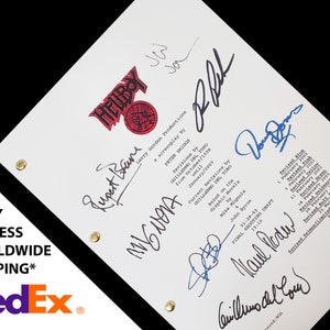 Op de afbeelding: Een wit script voor de film "Hellboy" met handtekeningen van regisseur Guillermo del Toro, scenarioschrijver Peter Briggs, producent Larry Gordon en de acteurs Ron Perlman, Doug Jones en Selma Blair.