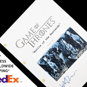 Puede incluir: Un guion blanco para el episodio de Juego de Tronos "Batalla de los Bastardos" con una foto en blanco y negro de una escena de batalla. El guion está firmado por David Benioff y D.B. Weiss.