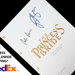 Op de afbeelding: Een wit script met de titel "The Princess Bride" in gouden letters. Het script is gesigneerd door Cary Elwes, de acteur die Westley speelde in de film.