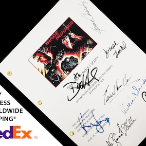 Peut inclure: Une page de script blanche pour le film Blade Runner, signée par Ridley Scott, le réalisateur, et d'autres membres de la distribution et de l'équipe. La page de script présente le titre du film et une image d'affiche de Harrison Ford et Sean Young.