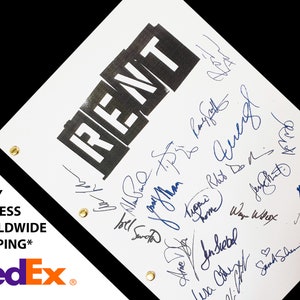 Op de afbeelding: Een wit script met het woord "RENT" in zwarte druk. Het script is door meerdere mensen in blauwe inkt gesigneerd.