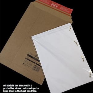 Puede incluir: Una hoja de papel blanca est&aacute; dentro de una funda de pl&aacute;stico transparente con clips dorados. El papel est&aacute; dentro de un sobre de cart&oacute;n marr&oacute;n con el texto "Original ColomPac" impreso en el sobre.