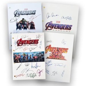 Può includere: Quattro sceneggiature di film firmate del franchise Avengers. Le sceneggiature sono per Avengers, Avengers: Age of Ultron, Avengers: Infinity War e Avengers: Endgame. Ogni sceneggiatura presenta una foto del cast diversa e il logo Marvel.