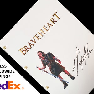 Op de afbeelding: Een wit script met de titel "BRAVEHEART" in gouden letters. Op de achtergrond is een foto te zien van een man in kilt die een zwaard vasthoudt. Het script is gesigneerd door Mel Gibson.