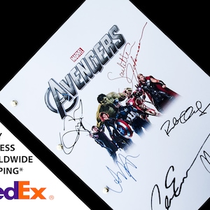 以下が含まれることがあります： 「アベンジャーズ」のタイトルとマーベルのロゴが書かれた白い脚本。脚本はロバート・ダウニー・ジュニア、クリス・エヴァンス、マーク・ラファロ、スカーレット・ヨハンソン、トム・ヒドルストンによって署名されています。