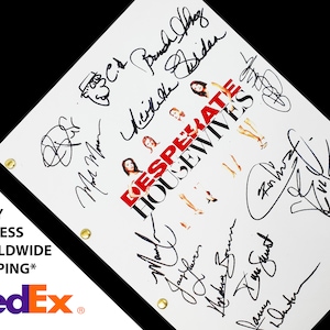 Puede incluir: Un guion blanco con el título "Desperate Housewives" en letras rojas y negras. El guion está firmado por los miembros del reparto: Teri Hatcher, Felicity Huffman, Marcia Cross, Eva Longoria, Nicollette Sheridan, Brenda Strong y otros.