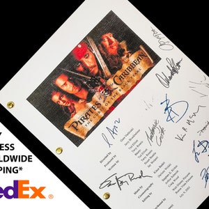Puede incluir: Un papel blanco con el título "Piratas del Caribe: La Maldición de la Perla Negra" y firmas. La imagen presenta el elenco y el equipo de la película. El logotipo de FedEx y el texto "ENVÍO MUNDIAL EXPRESS DE 2 DÍAS*" son visibles.