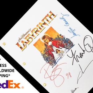 Puede incluir: Un guion blanco con el título "Jim Henson's Labyrinth" en letras doradas. El guion está firmado por varias personas, incluido el texto "98" y "Almon".