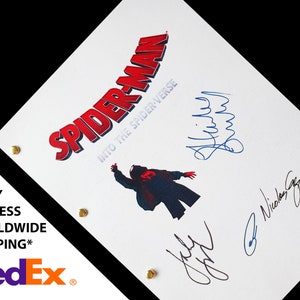 Op de afbeelding: Een wit document met de titel "SPIDER-MAN INTO THE SPIDER-VERSE" in rood en grijs. Het document heeft meerdere handtekeningen in blauwe inkt en een Spider-Man-afbeelding. Gouden bevestigingsmiddelen bevestigen het document.