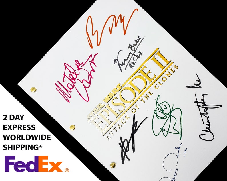 Puede incluir: Una p&aacute;gina de guion blanca de la pel&iacute;cula "Star Wars: Episodio II - El Ataque de los Clones" con varias firmas en tinta negra, roja, verde y naranja. El t&iacute;tulo de la pel&iacute;cula est&aacute; en letras doradas.