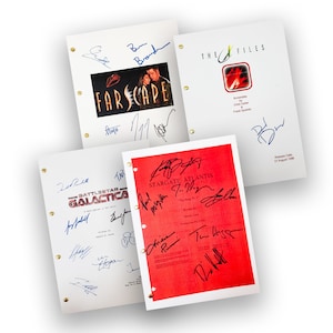 Puede incluir: Cuatro guiones firmados de populares series de televisión: Farscape, The X-Files, Battlestar Galactica y Stargate Atlantis. Los guiones son blancos con texto negro y tienen una pequeña foto del programa en la portada. Los guiones están firmados por varios miembros del reparto.