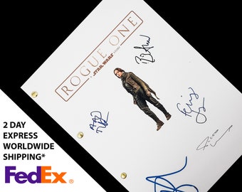 Könnte beinhalten: Eine weiße Drehbuchseite für den Film "Rogue One: A Star Wars Story" mit vier Unterschriften in blauer und schwarzer Tinte. Die Unterschriften stammen von den Schauspielern Felicity Jones, Diego Luna, Riz Ahmed und Alan Tudyk.