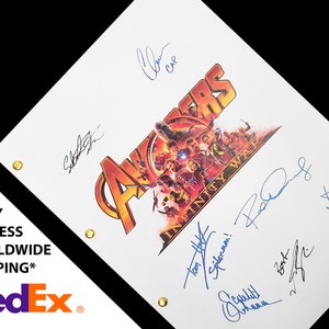 Può includere: Uno script bianco con il titolo "Avengers Infinity War" in grassetto, lettere arancioni. Lo script è firmato da diversi attori del film, tra cui Robert Downey Jr., Chris Evans, Tom Holland e Scarlett Johansson.
