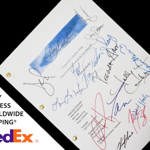 Può includere: Una pagina di sceneggiatura bianca dello show televisivo "Pretty Little Liars" con acquerello blu in alto. La pagina è firmata dal cast e dalla troupe, tra cui Marlene King, la creatrice dello show. Le firme sono in inchiostro nero, blu e rosso.