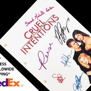 Puede incluir: Un guion blanco con el título "Cruel Intentions" en letras rojas y negras. El guion está firmado por los miembros del reparto: Sarah Michelle Gellar, Reese Witherspoon, Ryan Phillippe y Selma Blair.