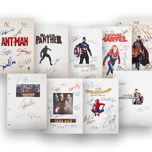 Può includere: Una collezione di otto sceneggiature di film firmate dell'Universo Cinematografico Marvel, tra cui Ant-Man, Black Panther, Captain America: Il primo vendicatore, Captain Marvel, Doctor Strange, Guardiani della Galassia, Iron Man, Spider-Man: Homecoming e Thor: Ragnarok.
