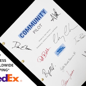 Puede incluir: Un papel blanco con el título "COMMUNITY PILOT" en letras azules, con múltiples firmas en tinta negra y roja. El papel tiene ojales dorados y el logotipo de FedEx es visible.