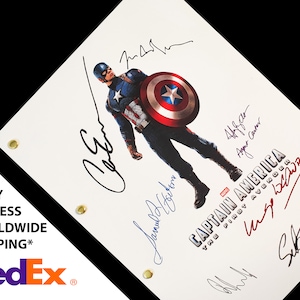Könnte beinhalten: Eine weiße Drehbuchseite mit einem Farbbild von Captain America aus dem Film Captain America: The First Avenger. Die Seite ist signiert von Chris Evans, Samuel L. Jackson, Hayley Atwell und Roger Caurne. Der Text auf der Seite lautet "Captain America: The First Avenger".