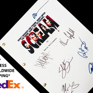 Könnte beinhalten: Ein weißes Drehbuch für den Film "Scream" mit dem Titel in Rot und Schwarz. Das Drehbuch ist von der Besetzung und der Crew signiert, darunter Kevin Williamson, Neve Campbell, David Arquette und Courteney Cox.