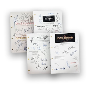 Pode incluir: Quatro páginas de roteiro brancas da série de filmes Twilight. Cada página tem um título e é assinada por vários membros do elenco. Os títulos são "Twilight", "Lua Nova", "Eclipse" e "Amanhecer Parte 1".