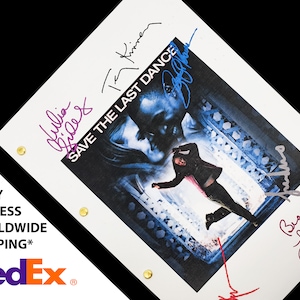 Op de afbeelding: Een wit script met de titel "Save the Last Dance" en een foto van een man en een vrouw die dansen. Het script is gesigneerd door de acteurs Julia Stiles, Sean Patrick Thomas en Bianca Lawson.
