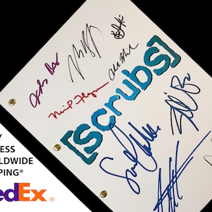 Puede incluir: Una hoja de papel blanca con la palabra "Scrubs" escrita en letras azules y verdes. El papel está firmado por varias personas con tinta negra, azul, morada y roja.