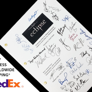 Puede incluir: Una página de guion blanca de la película "Twilight: Eclipse" con firmas del reparto y el equipo. Las firmas incluyen nombres como "Bryce Dallas Howard", "Nikki Reed", "Ashley Greene", "Peter Facinelli", "Jackson Rathbone", "Kellan Lutz", "Elizabeth Reaser", "Dakota Fanning", "Christian Serratos", "Jodelle Ferland", "R.Pattinson", "Taylor Lautner", "Xavier Samuel", "Anna Kendrick", "Michael Welch", "Justin Chon", "Cameron Bright", "Chaske Spencer", "Billy Burke", "y "David Slade".