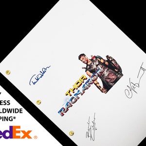 Può includere: Una pagina di sceneggiatura bianca con il titolo "Thor Ragnarok" in lettere colorate. La pagina presenta una foto di Thor in costume. La pagina è firmata da Chris Hemsworth e Taika Waititi.