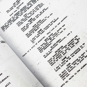 Puede incluir: Una foto en blanco y negro de una p&aacute;gina de un guion. El texto en la p&aacute;gina trata sobre un personaje ficticio llamado Conde Dooku. El texto dice que el Conde Dooku es un idealista pol&iacute;tico y no un asesino. El texto tambi&eacute;n dice que el Conde Dooku siempre ha evitado los conflictos y no iniciar&iacute;a una guerra.