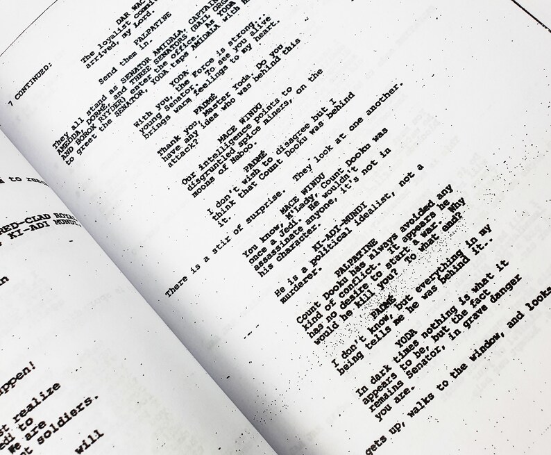 Puede incluir: Una foto en blanco y negro de una p&aacute;gina de un guion. El texto en la p&aacute;gina trata sobre un personaje ficticio llamado Conde Dooku. El texto dice que el Conde Dooku es un idealista pol&iacute;tico y no un asesino. El texto tambi&eacute;n dice que el Conde Dooku siempre ha evitado los conflictos y no iniciar&iacute;a una guerra.