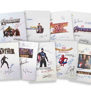 Può includere: Una collezione di sceneggiature su carta bianca con titoli di film Marvel come "Avengers", "Black Panther" e "Spider-Man: Homecoming". Ogni sceneggiatura presenta arte cinematografica colorata e molteplici firme.