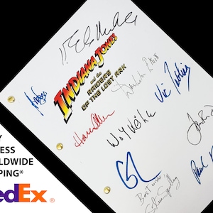 Puede incluir: Una página de guion blanca de la película "Indiana Jones y los Cazadores del Arca Perdida" con firmas del reparto y el equipo, incluyendo Harrison Ford, Karen Allen y Vic Tabbis.