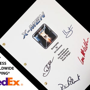 Op de afbeelding: Een witte scriptcover voor de film X-Men met een zwart-blauw beeld van het X-Men-logo. De cover is gesigneerd door Bryan Singer, Chris McQuarrie, Tom DeSanto, Ed Solomon en Lou McMullan.